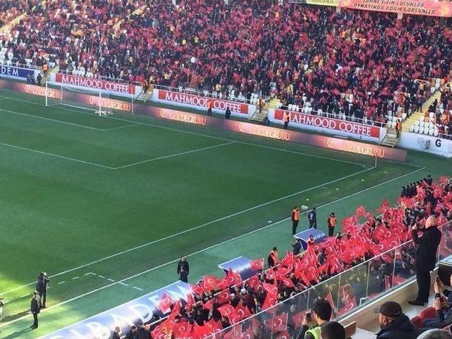 Maça Gelen Taraftara Türk Bayrağı Dağıtıldı