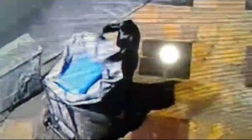 (&ouml;zel Haber) &Ccedil;&ouml;p Konteynırının &Ccedil;alınma Anı Kamerada