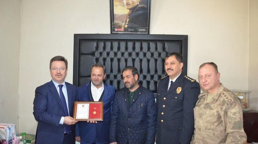 İş Adamlarına Altın Madalya Berat