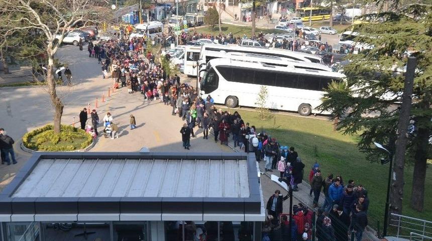 Uludağ&rsquo;a &Ccedil;ıkmak İ&ccedil;in 2 Bin Kişi Teleferikte Kuyruğa Girdi