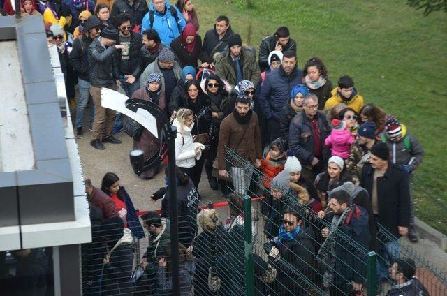 Uludağ’a Çıkmak İçin 2 Bin Kişi Teleferikte Kuyruğa Girdi