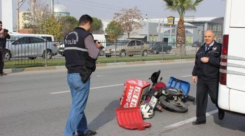 Otob&uuml;sle &Ccedil;arpişan Motosikletli Kurye &Ouml;ld&uuml;