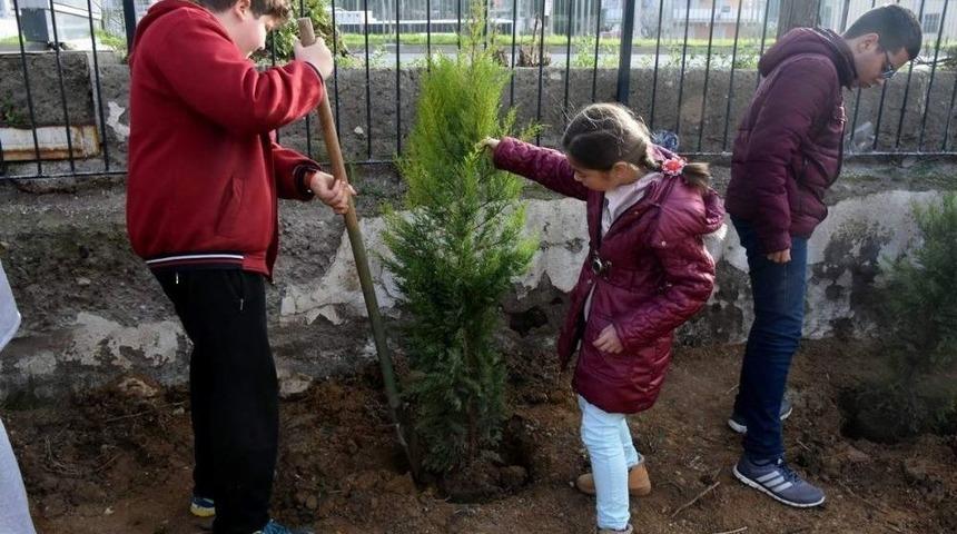 Aliağa&rsquo;da Okul Bah&ccedil;eleri Yeşilleniyor