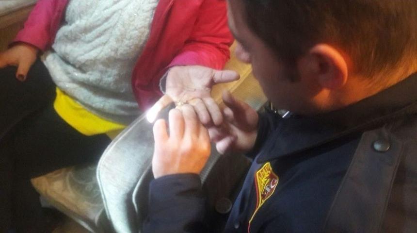 Parmağına Sıkışan Y&uuml;z&uuml;kleri İtfaiye &Ccedil;ıkardı