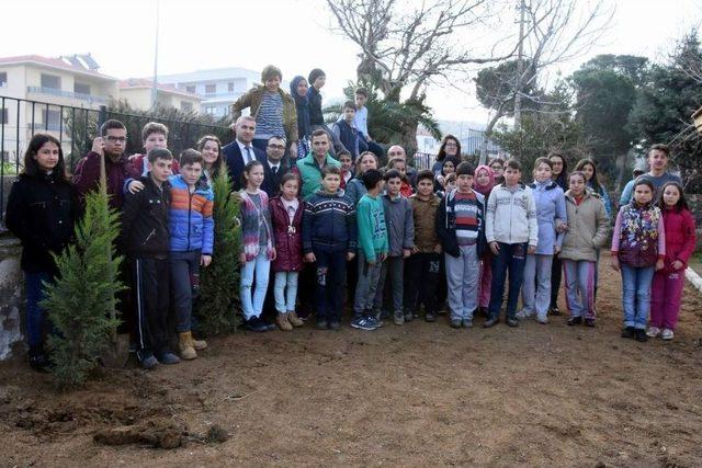 Aliağa’da Okul Bahçeleri Yeşilleniyor