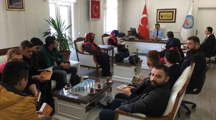 Kaymakam &Ouml;zkan, Gen&ccedil;lerle Kitap Okudu
