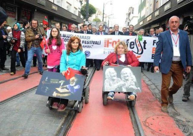 Bursa 'fotofest' Coşkulu  Yürüyüşle Başladi