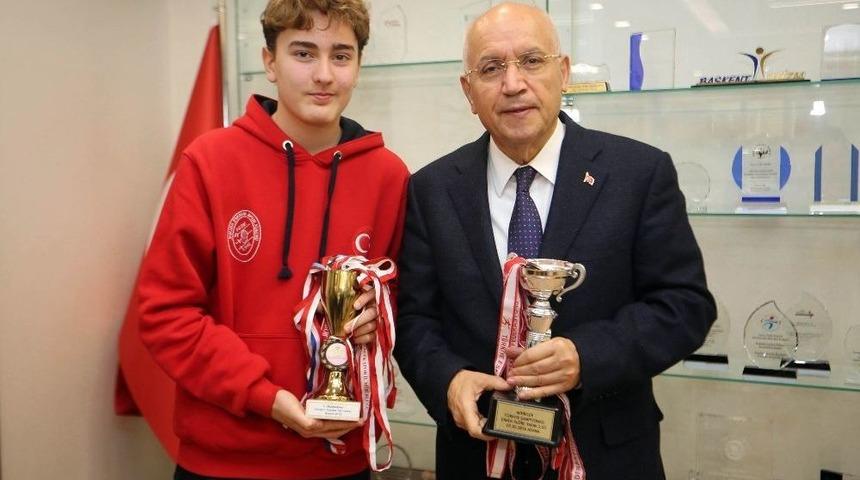 Gen&ccedil; Eskrimci Başkan Yaşar&rsquo;ı Ziyaret Etti