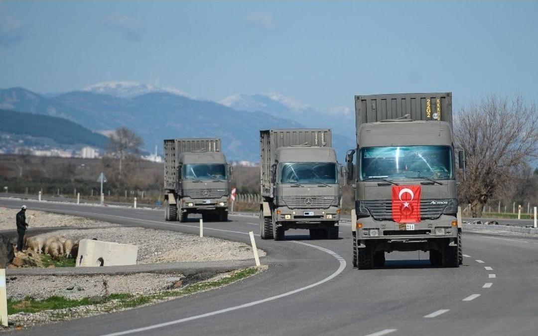 Sınıra Askeri Sevkiyat S&uuml;r&uuml;yor