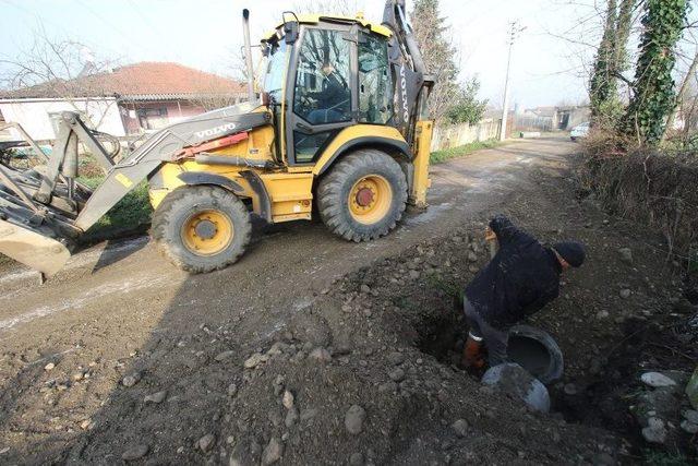 Akyazı Belediyesi Ekipleri İlçenin Her Yerinde