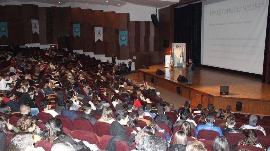 Emekli Emniyet M&uuml;d&uuml;r&uuml; Gen&ccedil;lere Uyuşturucunun Zararlarını Anlattı