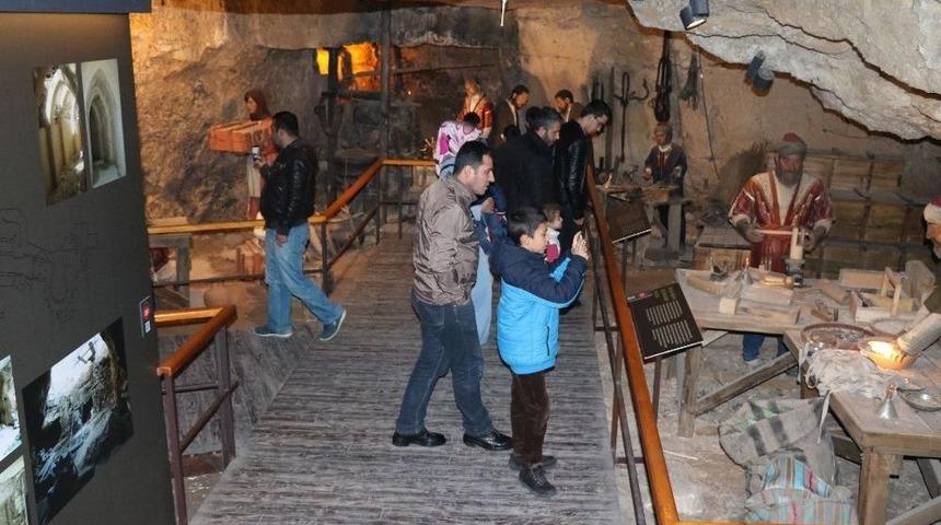 Savaş M&uuml;zesine Yoğun İlgi