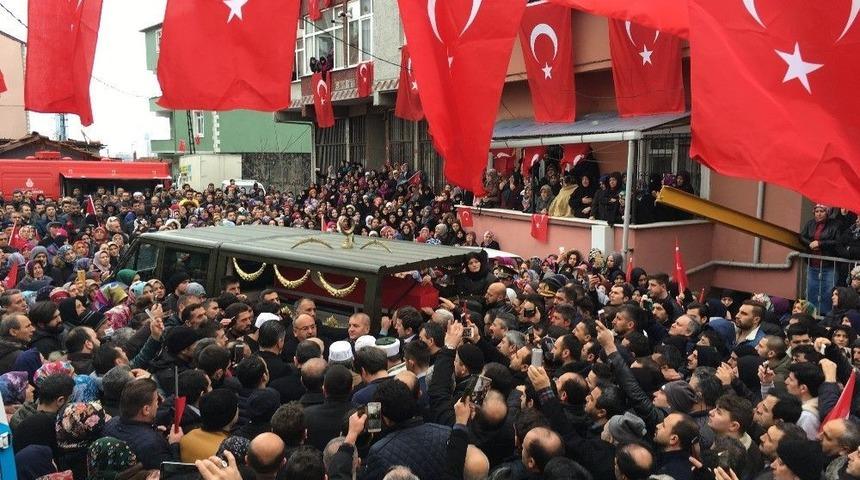 Şehit Eşinin &Uuml;niformasıyla Tabut Başında G&ouml;zyaşı D&ouml;kt&uuml;