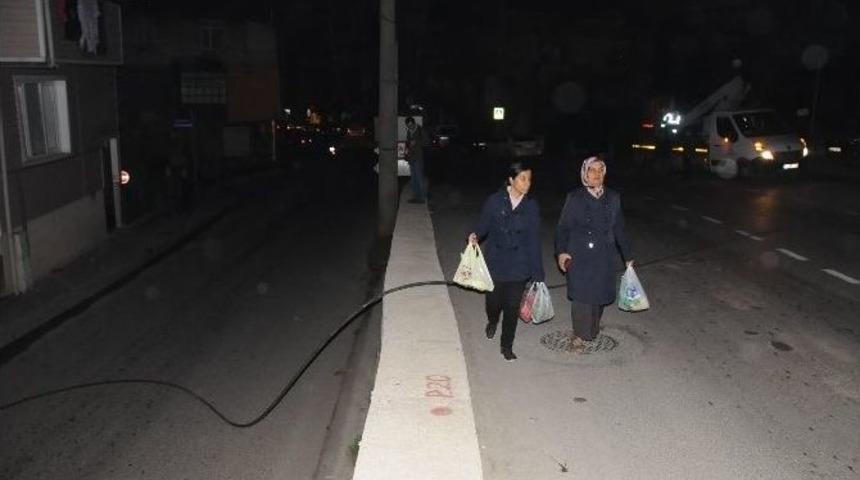 Kopan Y&uuml;ksek Gerilim Hattı Yola D&uuml;şt&uuml;