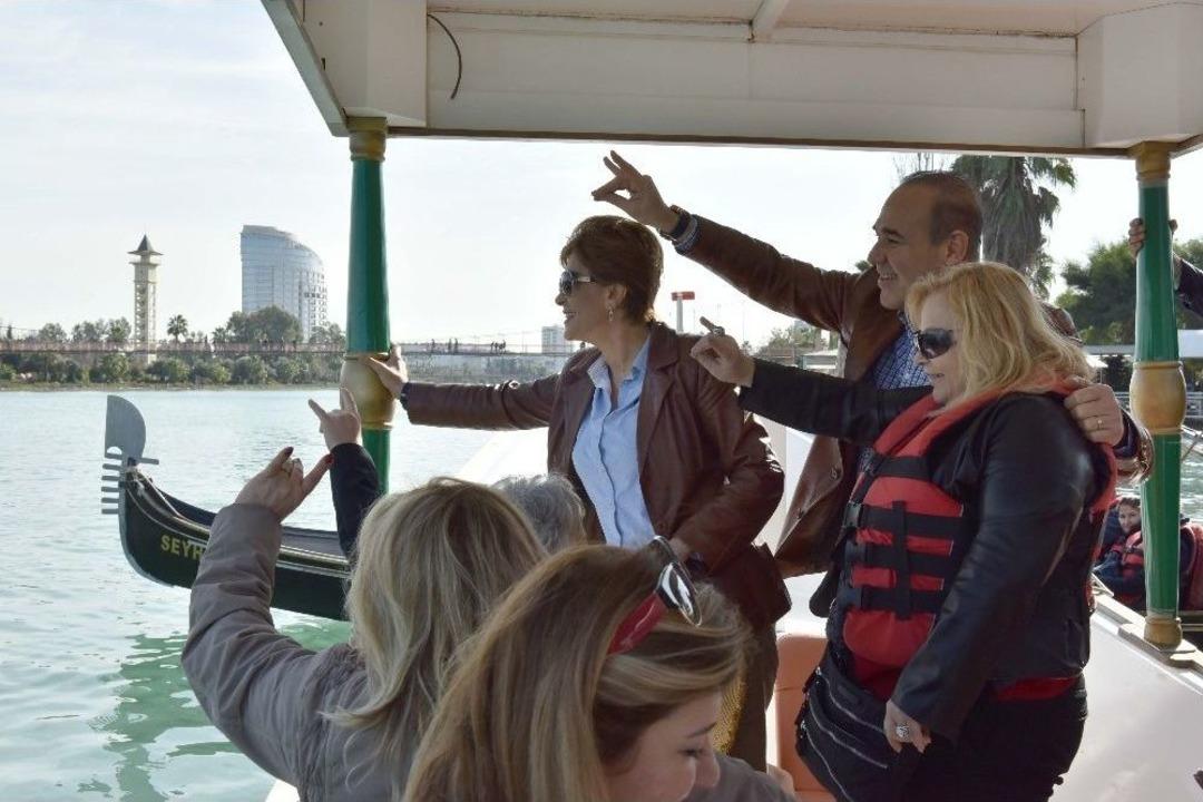 Ressamlar Nehirde Gondol Gezintisine &Ccedil;ıktı