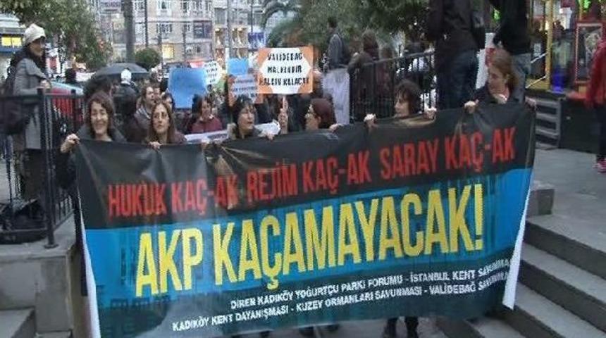 Kadik&ouml;y'de "cumhurbaşkanliği Sarayi" Protestosu