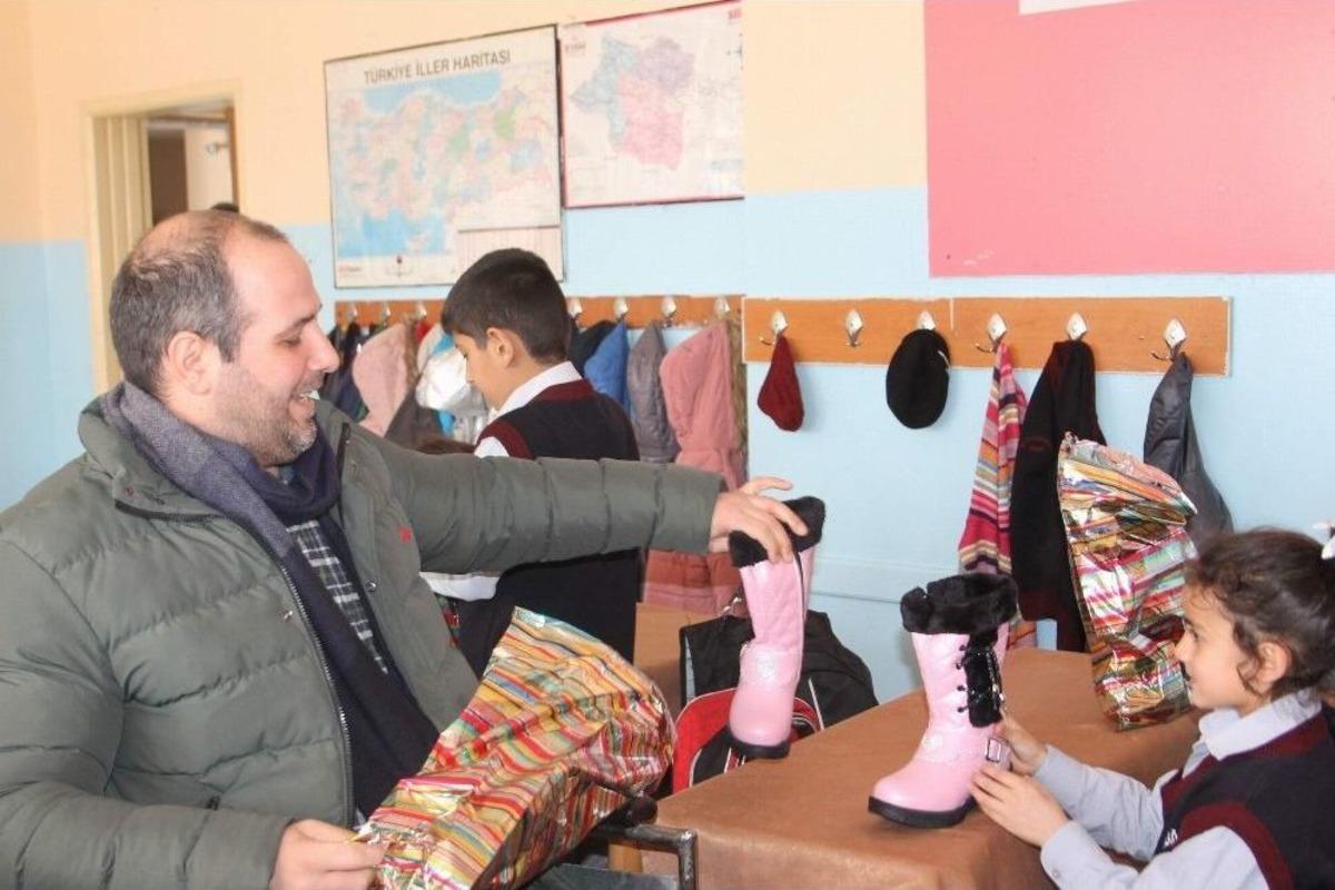 Gurbet&ccedil;i Kadından Siirtli Yoksullara Ayakkabı Yardımı