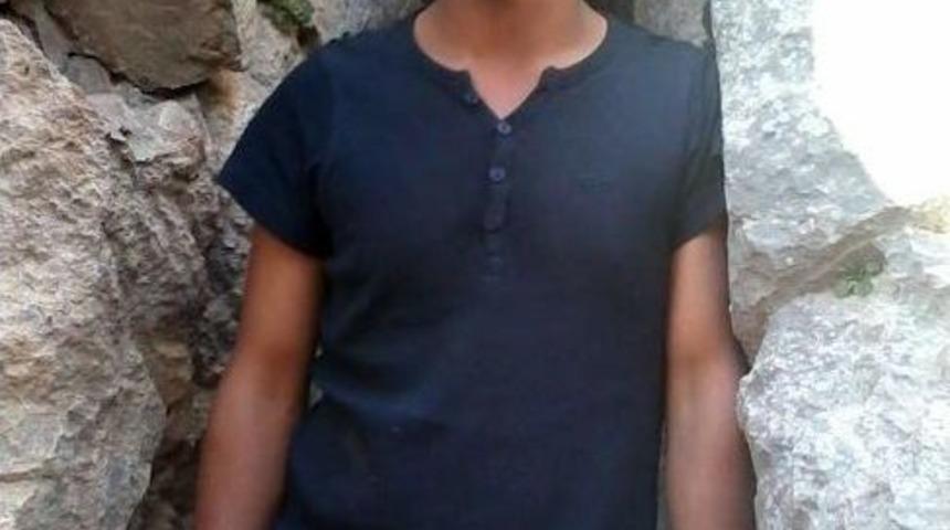 Otomobilin &Ccedil;arptığı &Uuml;niversite &Ouml;ğrencisi Hayatını Kaybetti