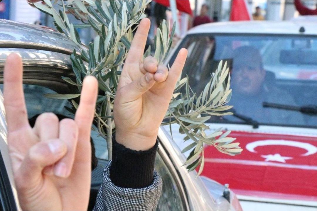 Zeytin Dalı Harekatı&rsquo;na Y&uuml;zlerce Ara&ccedil;lık Konvoyla Destek Verdiler