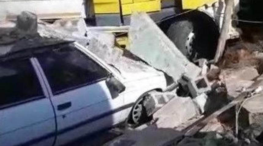 (&ouml;zel Haber) Kontrolden &Ccedil;ıkan Tır Otomobili Ezip Eve Daldı