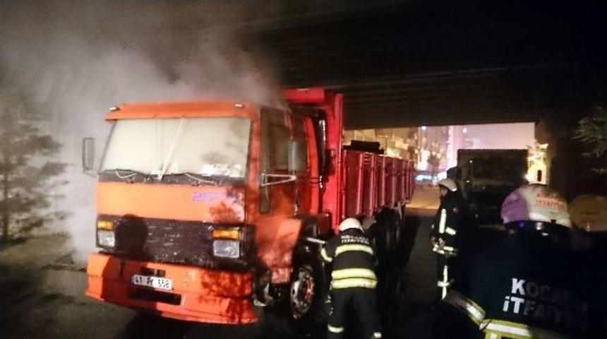 Kocaeli&rsquo;de Park Halindeki Kamyon Yandı