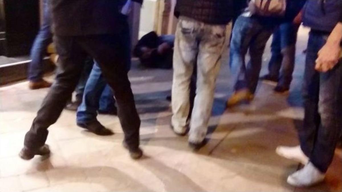 Alkoll&uuml; Tacizciye Sokak Ortasında Meydan Dayağı