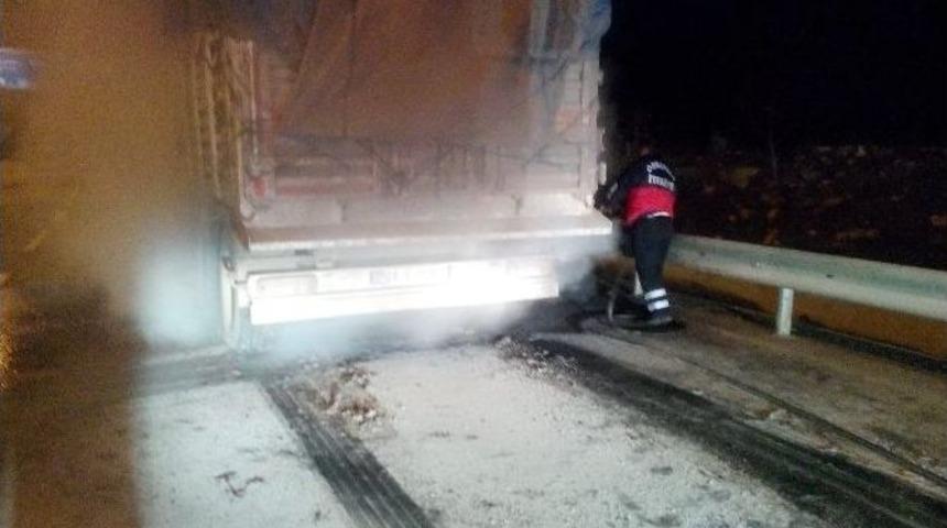 Seyir Halindeki Tır&rsquo;ın Lastiği Yandı