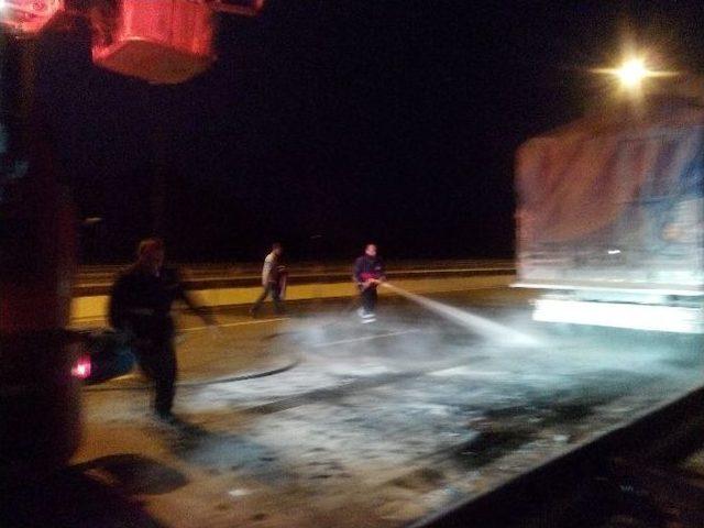 Seyir Halindeki Tır&rsquo;ın Lastiği Yandı 1