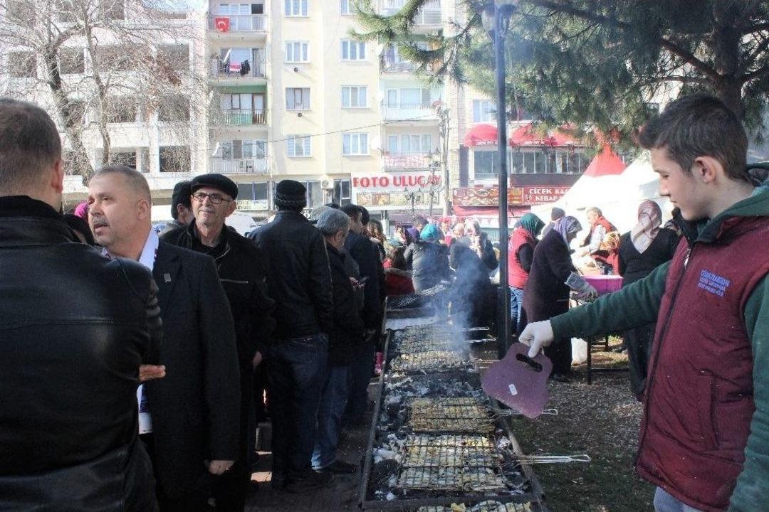Tezgahta Kilosu 25 Lira Olan Hamsi Bedava Dağıtılınca İzdiham Yaşandı