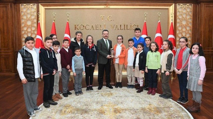 İzmit Belediyesi Çocuk Meclisi’nden Vali Aksoy’a Ziyaret