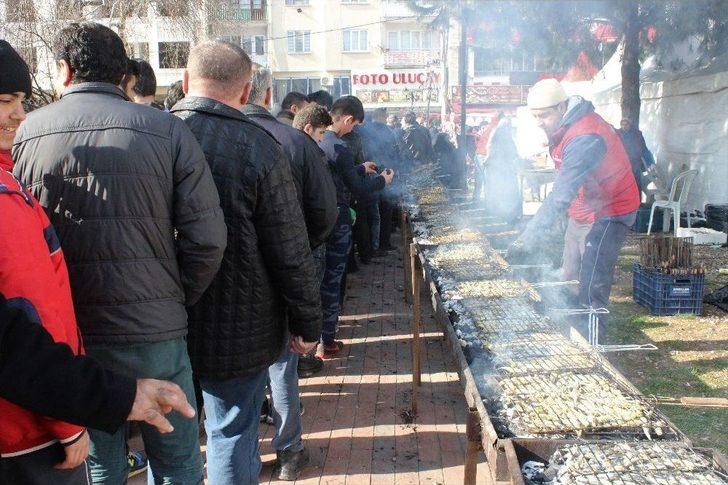 Tezgahta Kilosu 25 Lira Olan Hamsi Bedava Dağıtılınca İzdiham Yaşandı G2