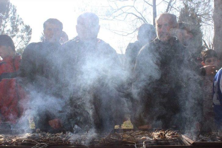 Tezgahta Kilosu 25 Lira Olan Hamsi Bedava Dağıtılınca İzdiham Yaşandı G3