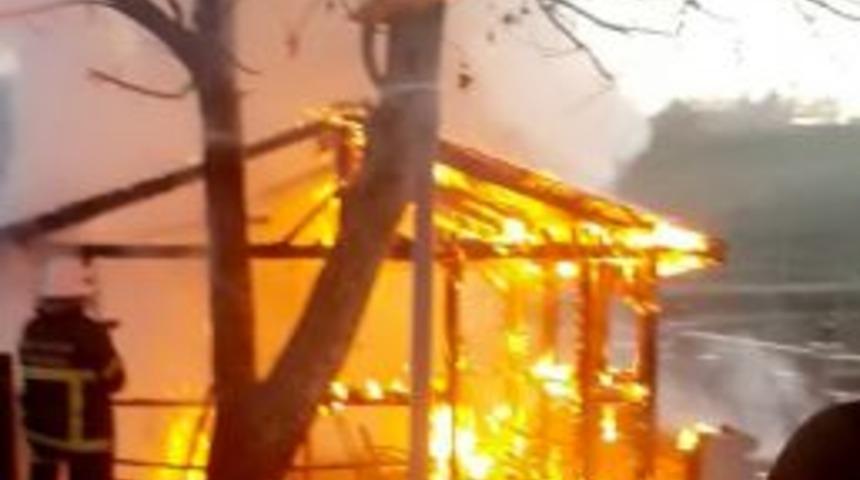 G&uuml;venlik Kul&uuml;besi Alev Alev Yandı