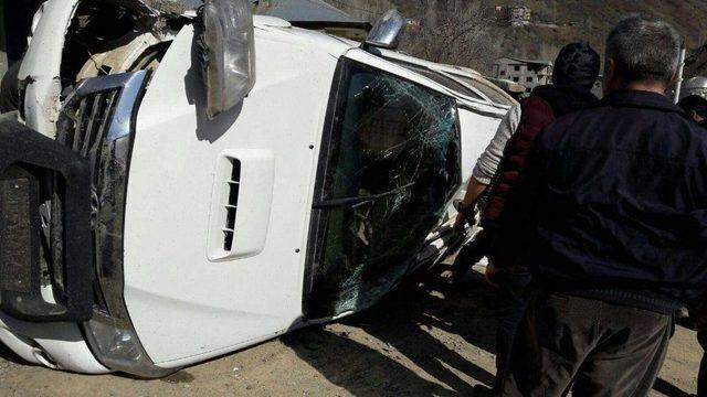 Kamyonet Takla Attı: 3 Yaralı 1