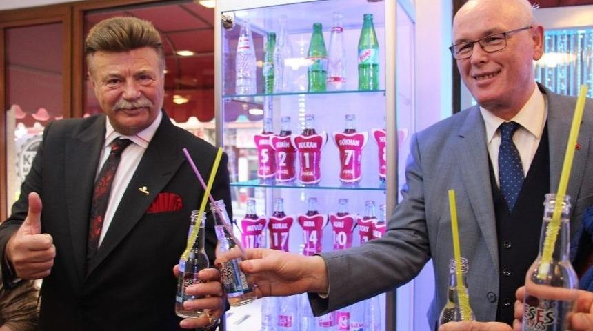 Bu Kez Gazozu Nuri Al&ccedil;o İ&ccedil;ti