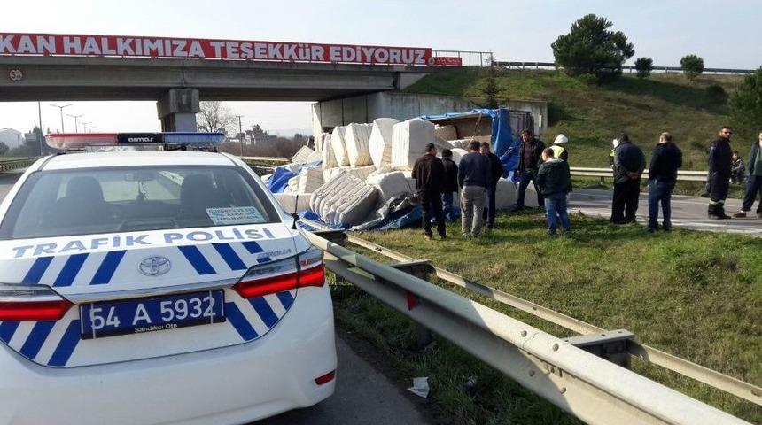 Pamuk Y&uuml;kl&uuml; Tır Devrildi