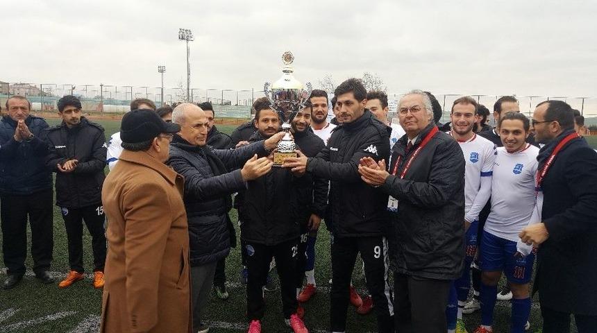 Amat&ouml;r Ligi Şampiyon Tamamlayan B&uuml;y&uuml;k&ccedil;ekmece Belediyespor Kupasını Aldı