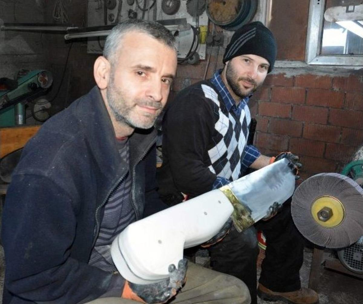 (&ouml;zel Haber) S&uuml;rmeneli Bı&ccedil;ak Ustaları D&uuml;nyanın En K&uuml;&ccedil;&uuml;k Ve En B&uuml;y&uuml;k Bı&ccedil;ağını Yapma Konusunda İddialı