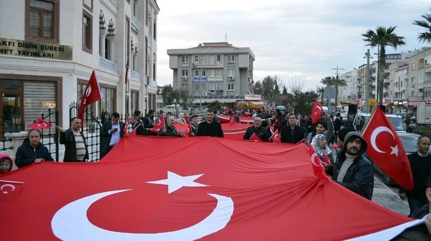 Afrin&rsquo;de Ter&ouml;rle M&uuml;cadele Eden Mehmet&ccedil;iğe Bayrak Y&uuml;r&uuml;y&uuml;şl&uuml; Destek
