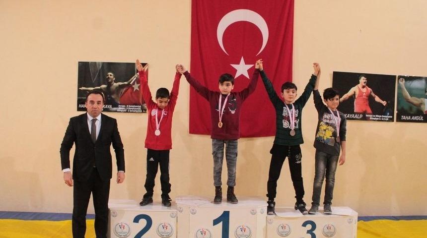 Okul Sporları G&uuml;reş M&uuml;sabakaları Sona Erdi