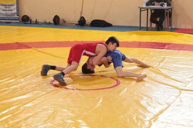 Okul Sporları G&uuml;reş M&uuml;sabakaları Sona Erdi 1