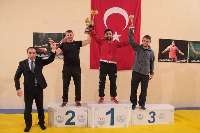 Okul Sporları G&uuml;reş M&uuml;sabakaları Sona Erdi 2
