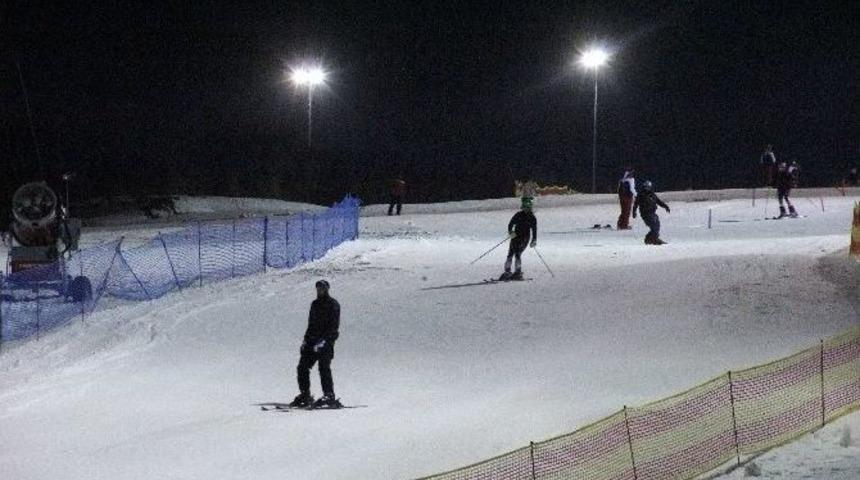 Paland&ouml;ken&rsquo;de D&uuml;şe Kalka Gece Kayağı
