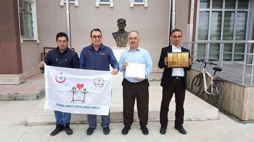 &Ccedil;avdarhisar İmam Hatip Ortaokulu&rsquo;na &rsquo;beyaz Bayrak&rsquo; &Ouml;d&uuml;l&uuml;