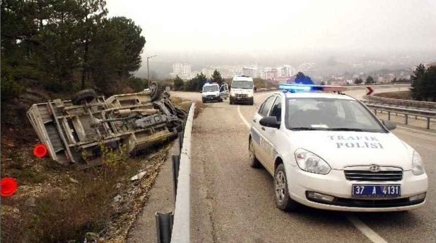 İş&ccedil;ileri Taşıyan Kamyonet Şarampole U&ccedil;tu: 3 Yaralı