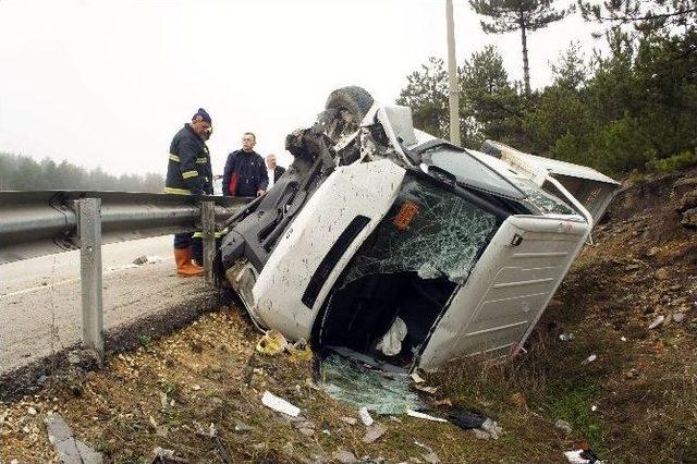 İşçileri Taşıyan Kamyonet Şarampole Uçtu: 3 Yaralı