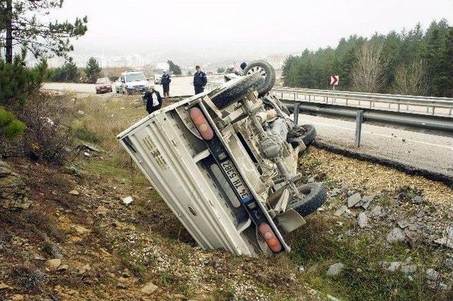 İşçileri Taşıyan Kamyonet Şarampole Uçtu: 3 Yaralı