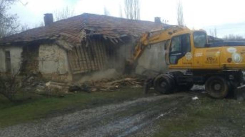 Seydişehir Belediyesi Metruk Binaların Yıkımına Devam Ediyor