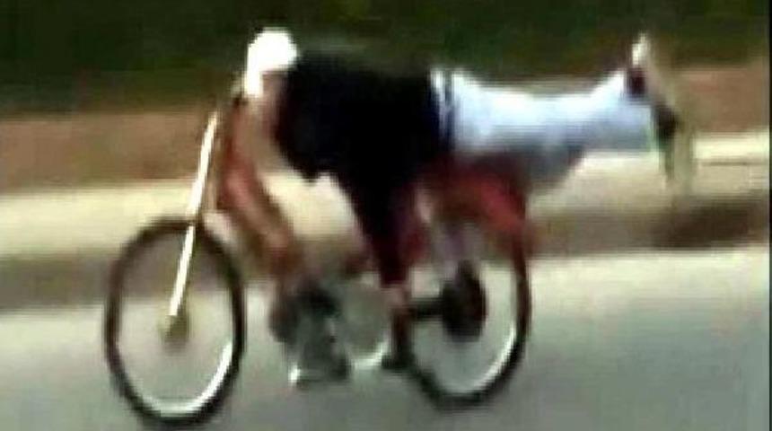 Motosikletinin &Uuml;zerine Uzanarak Kullandi