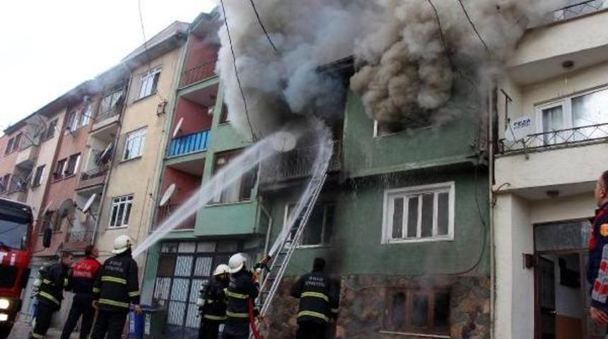 Alevlerin Arasindan Oğlunu Kurtardi